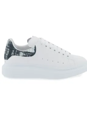 BLACK AND WHITE OVERSIZED TRAINER